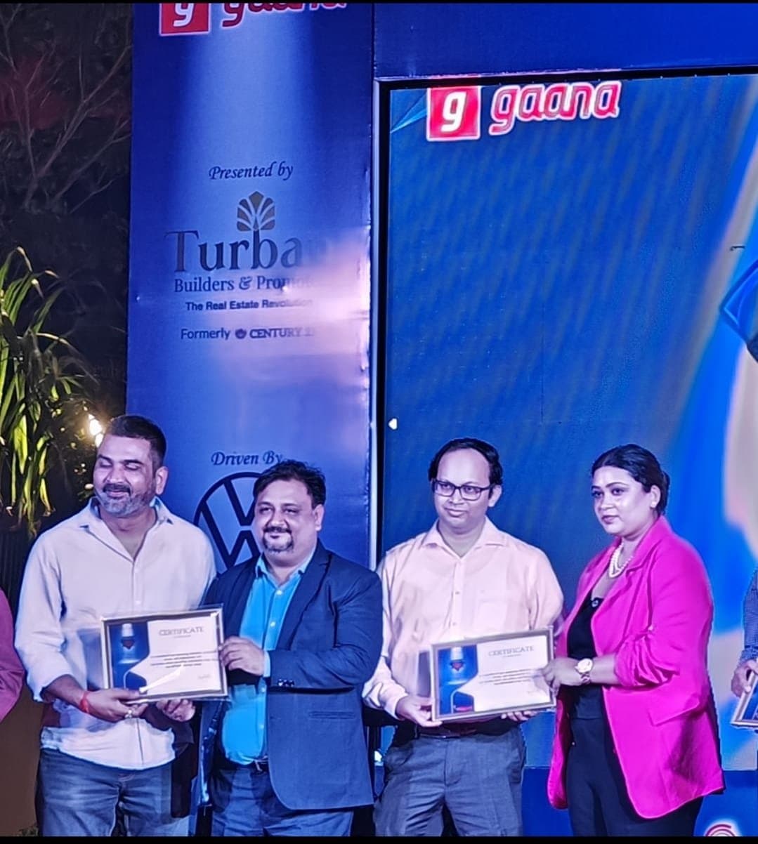 Dr. Nitin Negi receiving an award in Jaipur