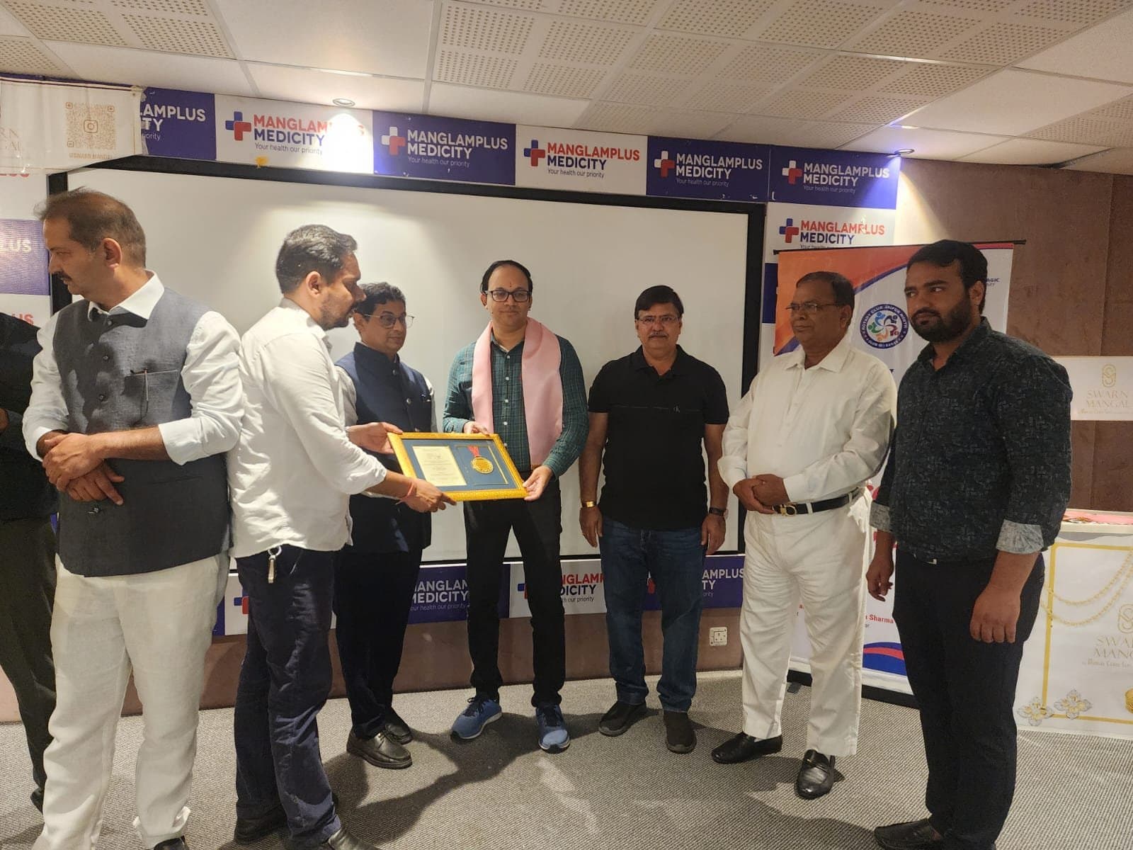 Dr. Nitin Negi at a ManglamPlus Medicity felicitation event